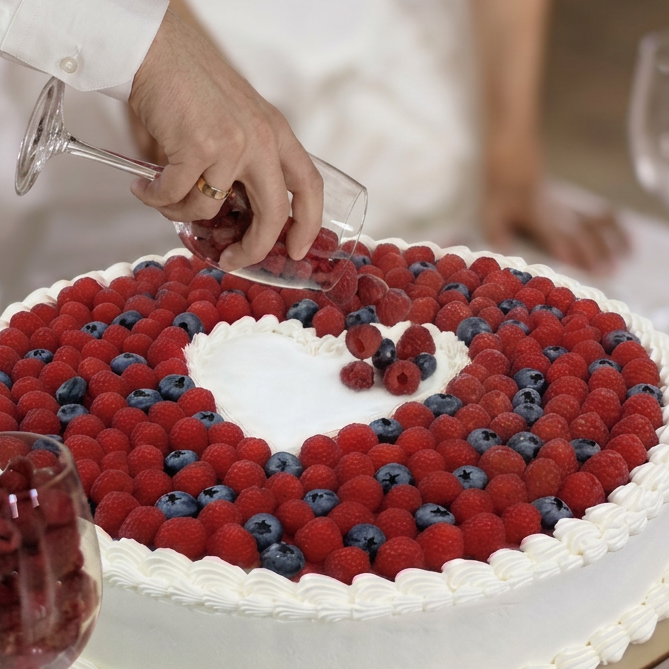 大型鮮忌廉莓果造型結婚蛋糕 (A) The Grand Celebration Fruit Cake / Table Cake/ Wedding cake (A)