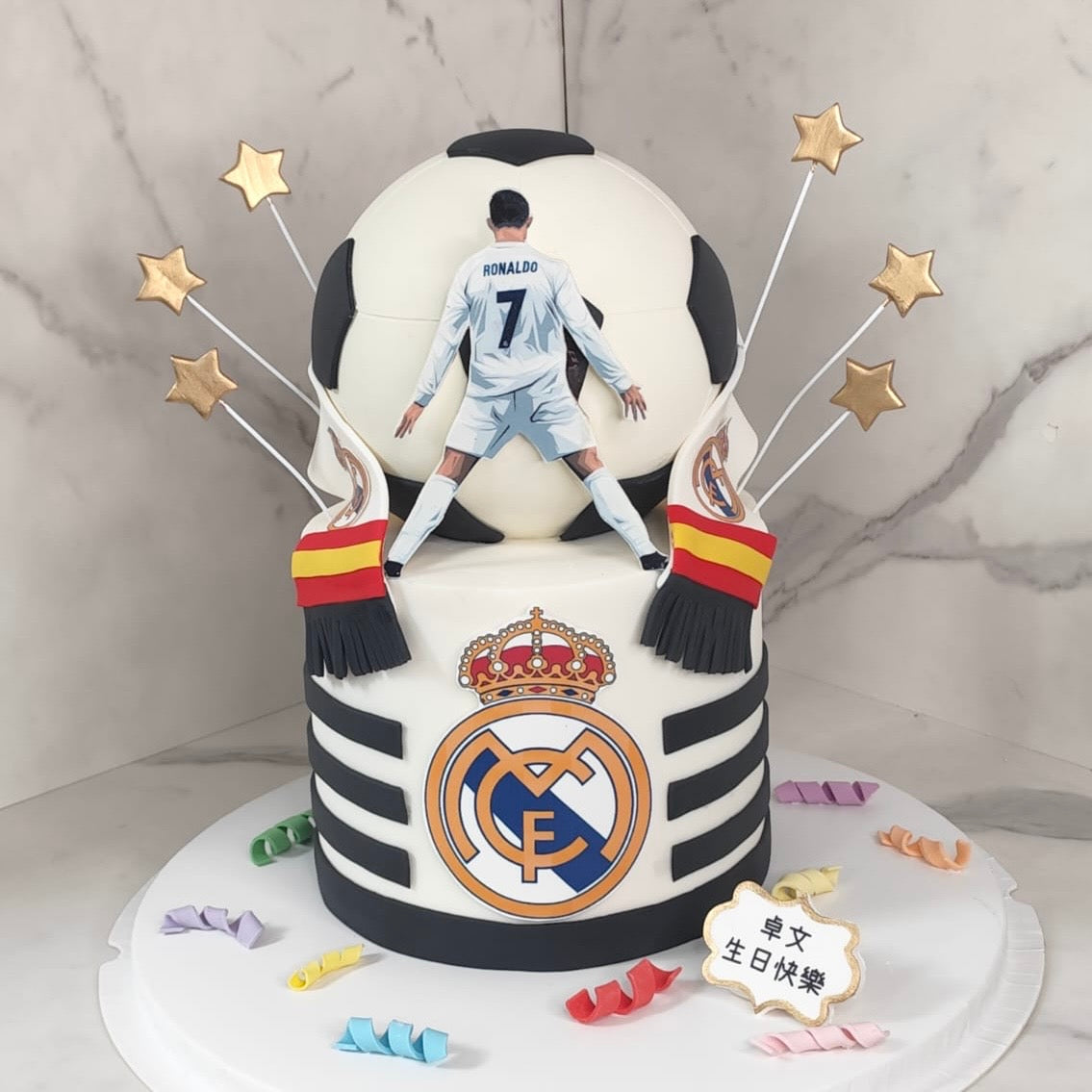 C朗足球蛋糕 (上層是扑扑足球)